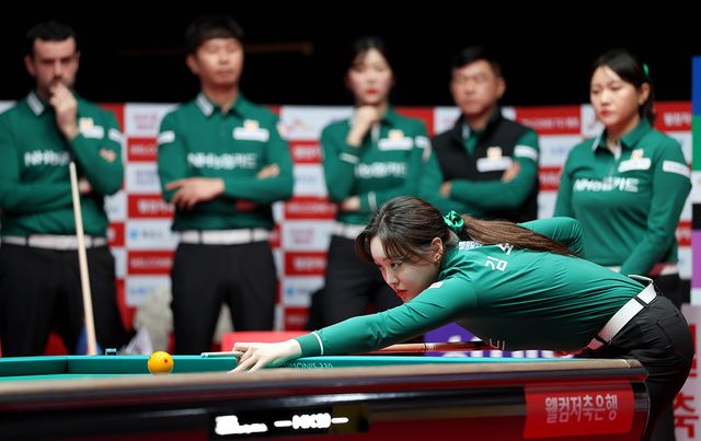 NH농협카드는 1-1에서 3, 4세트를 연달아 내주며 벼랑 끝에 몰렸다.