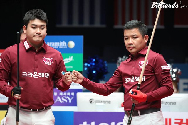 1세트를 승리한 크라운해태 남자복식팀 오태준(왼쪽)과 응우옌득아인찌엔.&nbsp;