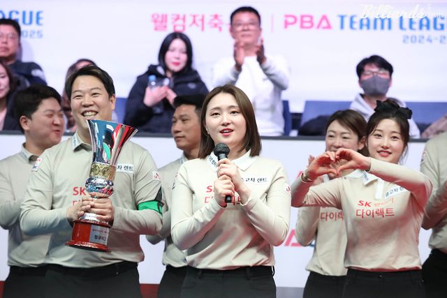 정규리그 우승 시상식에서 인터뷰하는 강지은과 SK렌터카 선수들.