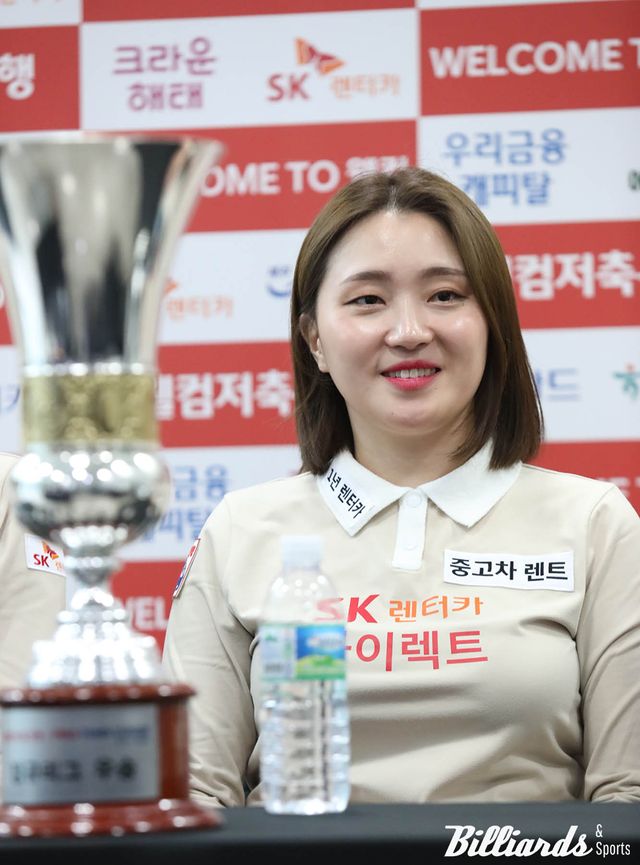 5라운드 우승 후 인터뷰를 하는 SK렌터카 강지은.