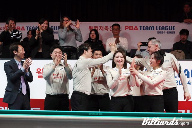 시상식에서 맏형 에디 레펀스와 하이파이브를 하는 강동궁.
