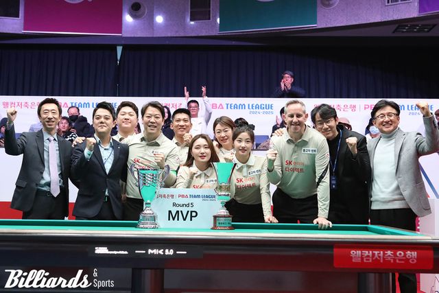 PBA 팀리그 5라운드 우승과 정규리그 우승 두 개의 트로피를 차지한 SK렌터카 다이렉트 선수단과 SK렌터카 관계자들.