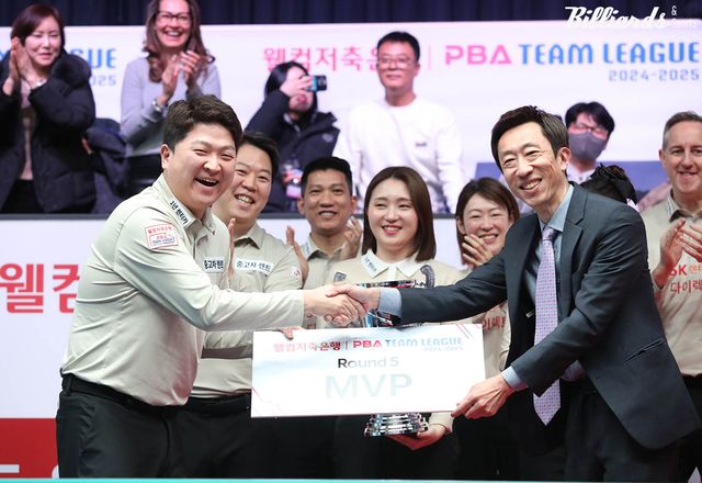 SK렌터카 장봉걸 단장(오른쪽)에게 MVP상을 받는 조건휘.