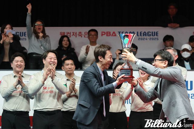 PBA 장상진 부총재에게 정규리그 우승 트로피를 받고 있는 SK렌터카 장봉걸 단장.