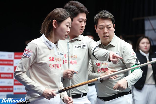 4세트 혼합복식전에서 타임아웃을 걸고 상의하는 조건휘(가운데)와 히다 오리에, SK렌터카 주장 강동궁.