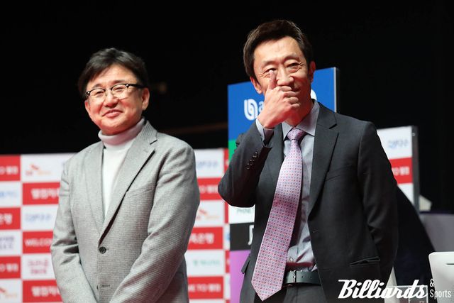 시상식에서 SK렌터카 선수들을 향해 엄지를 들어보이는 SK렌터카 장봉걸 단장.