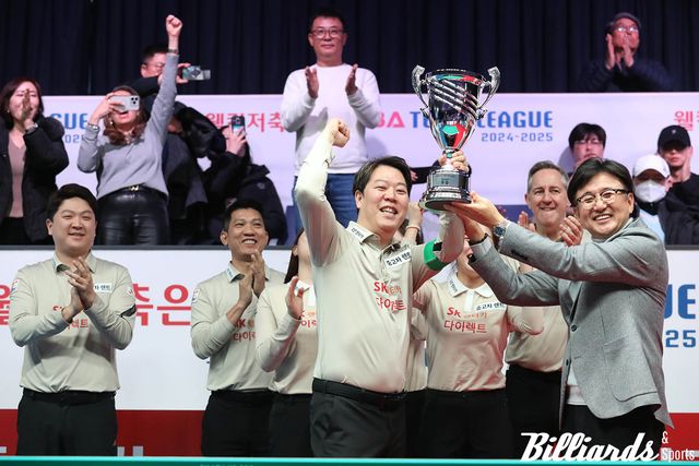 웰컴저축은행 PBA 팀리그 2024-2025 5라운드 우승 트로피를 받은 SK렌터카듸 주장 강동궁.
