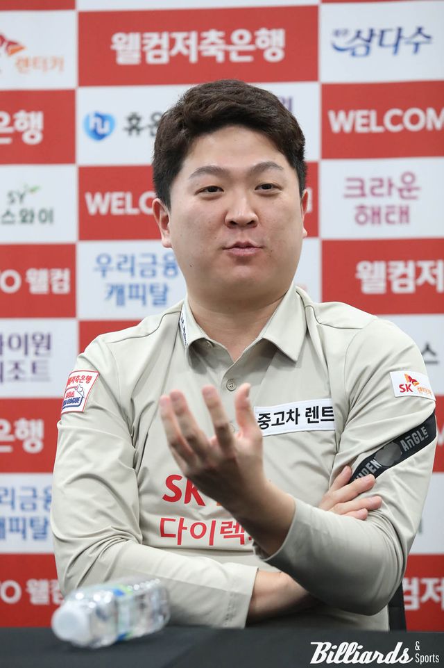 5라운드 우승 후 공식 인터뷰에서 기자들의 질문에 대답하고 있는 조건휘.