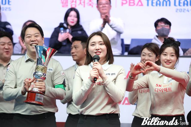 우승 소감을 말하고 있는 강지은과 기뻐하는 조예은(오른쪽)