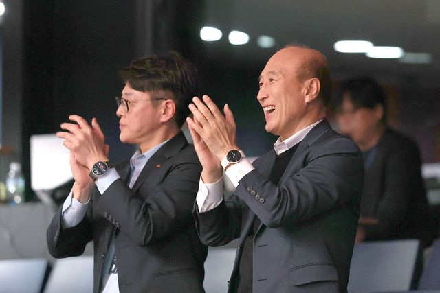 2세트부터 관중석에서 열렬한 응원을 보내고 있는 김대웅 대표.