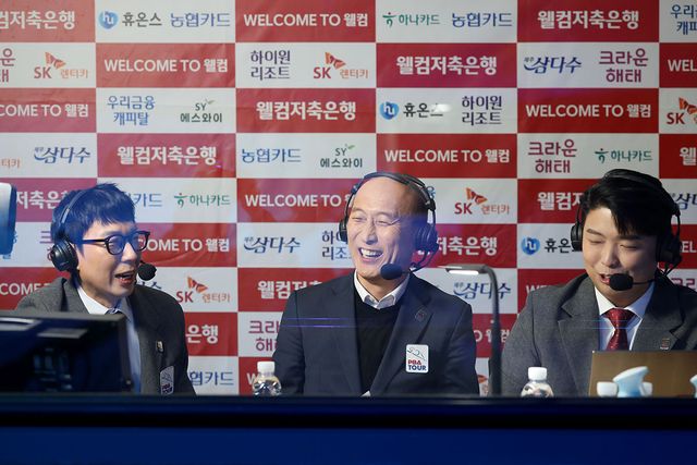 홍종명 해설위원(오른쪽)과 중걔석에 나란히 앉은 김대웅 대표(가운데).&nbsp;