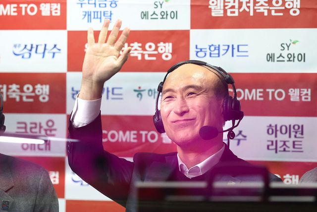 중계석에서 당구팬들에게 손을 흔들며 인사를 하는 김대웅 대표.