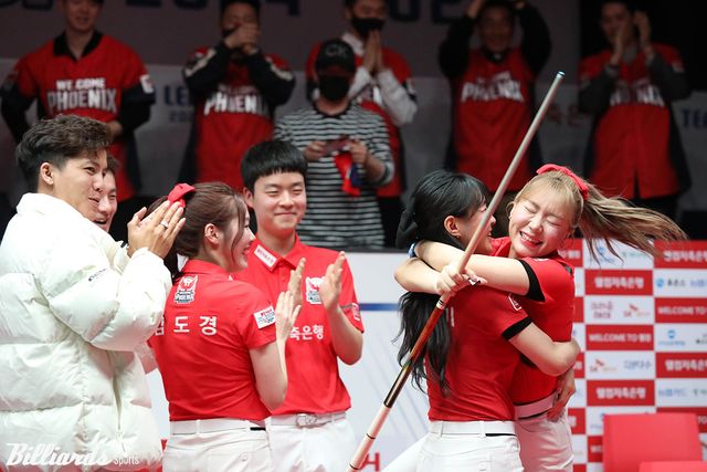 6세트에서 승리한 김예은(웰컴저축은행)이 준플레이오프 진출을 기뻐하는 모습.