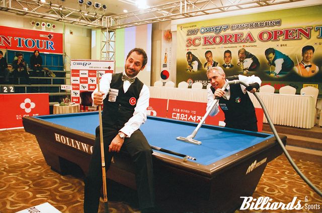 대회 중 청소기를 든 마르코 자네티(이탈리아). 그는 왜 대회를 중단하고 당구대를 청소해야 했을까? 사진=빌리어즈앤스포츠 DB