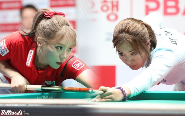 프로당구 PBA 팀리그 포스트시즌 준플레이오프에서 우리금융캐피탈과 웰컴저축은행이 대결한다. 사진은 20일 오후 9시 30분에 벌어지는 1차전에서 2세트와 6세트에 맞붙는 웰컴저축은행 김예은(왼쪽)과 우리금융캐피탈 스롱 피아비.&nbsp; 사진=이용휘 기자