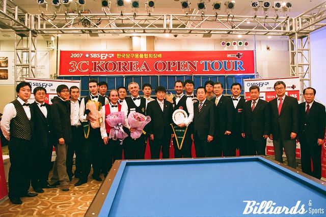 대회가 모두 끝난 후 기념사진을 찍고 있는 선수들과 대회 관계자들.