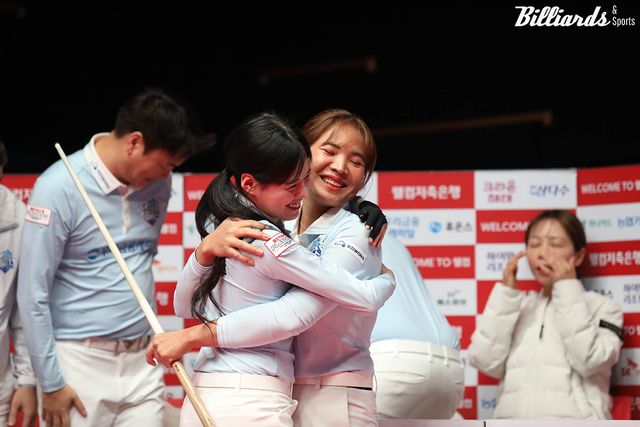 우리금융캐피탈이 프로당구 PBA 팀리그 포스트시즌 준플레이오프 1차전에서 웰컴저축은행을 4-1로 꺾고 1승을 선취했다. 사진은 2세트 여자복식에서 승리한 우리금융캐피탈의 스롱 피아비(오른쪽)와 서한솔. 사진=고양/이용휘 기자&nbsp;