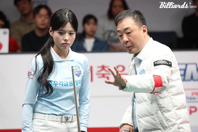 2세트 여자복식전에서 서한솔에게 작전 지시를 하는 우리금융캐피탈 주장 엄상필.&nbsp;