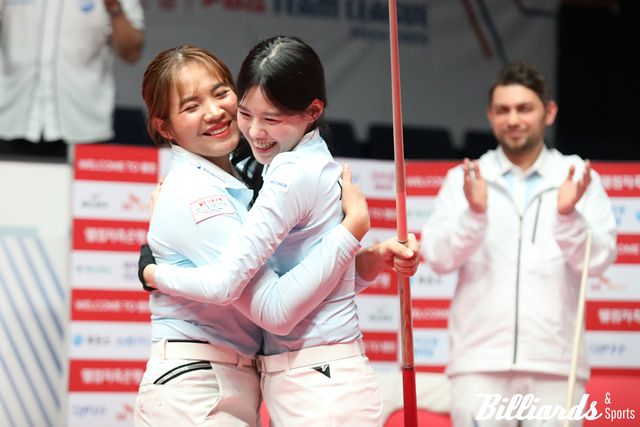 스롱 피아비가 뱅크샷으로 2득점을 올리고 승부를 마무리 짓자 얼싸안고 기뻐하는 스롱과 서한솔