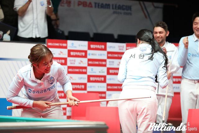 준플레이오프 1차전 2세트에서 승리한 스롱 피아비와 서한솔(이상 우리금융캐피탈)이 '맴매 세리머니'를 선보이고 있다. 사진=고양/이용휘 기자