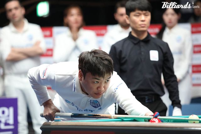 강민구는 3세트에 웰컴저축은행의 김영원을 누르고 세트스코어 3-0을 만들었다.