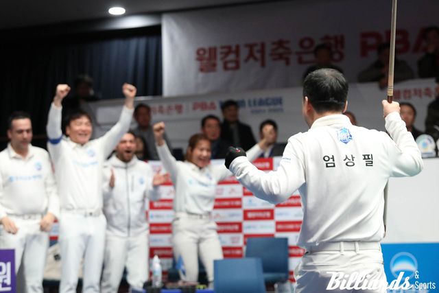 준플레이오프 2차전에서 마지막 득점에 성공한 엄상필과 환호하는 우리금융캐피탈 선수들.