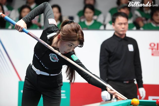 '당구 여제' 김가영(하나카드)이 라이벌 스롱 피아비(우리금융캐피탈)에게 2년 전 팀리그 플레이오프에서 당한 패배의 복수전에 나선다. 두 선수는 22일 오후 7시에 시작하는 플레이오프 1차전 2세트와 6세트에서 대결한다.&nbsp; 사진=고양/이용휘 기자