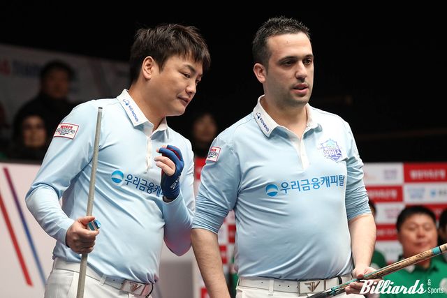 1세트 남자복식에서 극적인 11:10 역전승을 거둔 우리금융캐피탈의 강민구(왼쪽)-다비드 사파타(스페인).