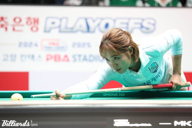 우리금융캐피탈이 22일 열린 프로당구 PBA 팀리그 포스트시즌 플레이오프 1차전에서 하나카드를 세트스코어 4-2로 꺾고 1승을 선취했다. 사진은 이날 6세트 여자단식에서 '당구 여제' 김가영에게 승리한 우리금융캐피탈의 스롱 피아비.&nbsp; 사진=고양/이용휘 기자