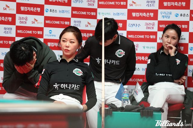 6세트 접전 승부처에서 스롱에게 기회가 넘어가자 표정이 굳은 김가영과 얼굴을 감싸 쥔 하나카드 주장 김병호.