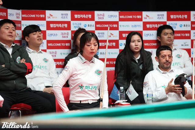 3차전 4세트 혼합복식에 처음 나와 승리를 거둔 사카이 아야코(왼쪽)와 무라트 나지 초클루(튀르키예).