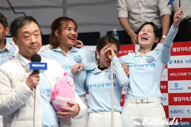 하나카드를 3 대 2로 꺾고 파이널 진출을 확정한 후 기뻐하는 우리금융캐피탈의 스롱 피아비, 김민영, 서한솔.