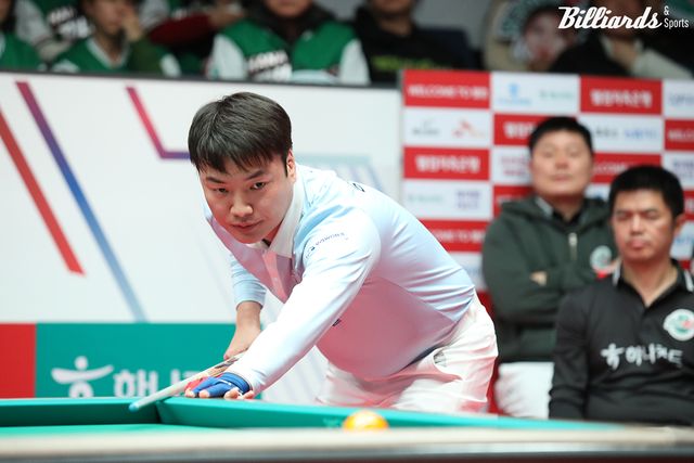 강민구가 1세트 퍼펙트큐에 이어 3세트 남자단식에서도 승리하면서 우리금융캐피탈은 3-0으로 앞섰다.&nbsp;