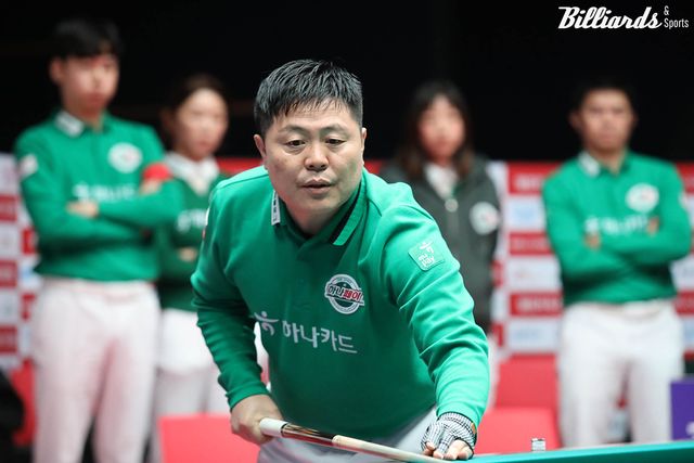 4차전 7세트에서 우리금융캐피탈 주장 엄상필과 대결하는 하나카드 주장 김병호.