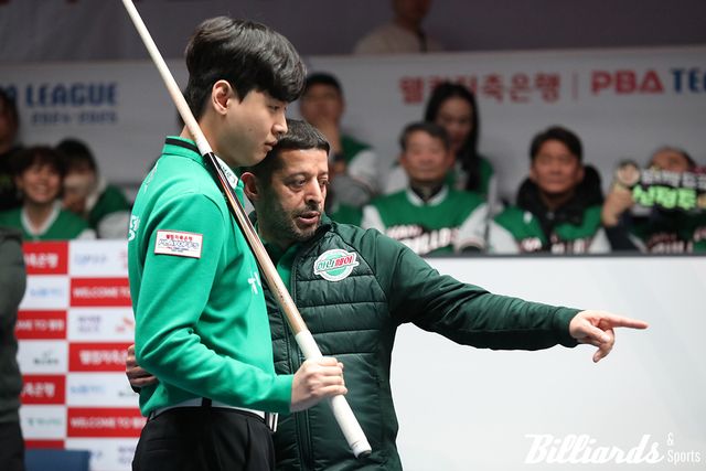 1, 4, 5세트 승리하며 둘이 합쳐 3승을 만들어낸 신정주와 무라트 나지 초클루(하나카드)