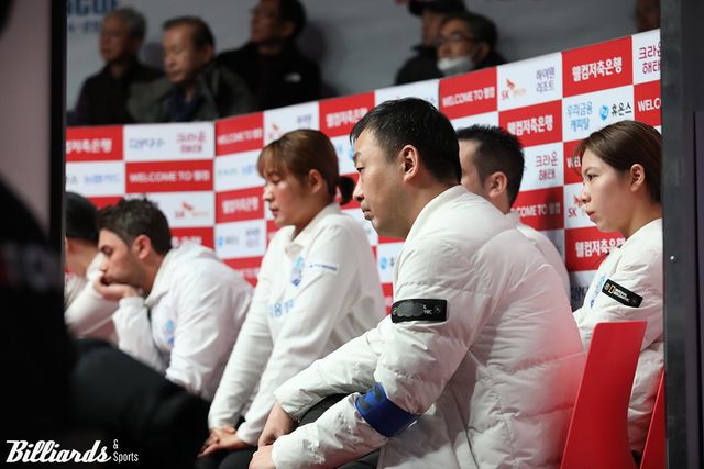 2승 뒤 마지막 1승을 남겨두고 2연패를 당하며 최종 5차전을 벌이게 된 우리금융캐피탈.