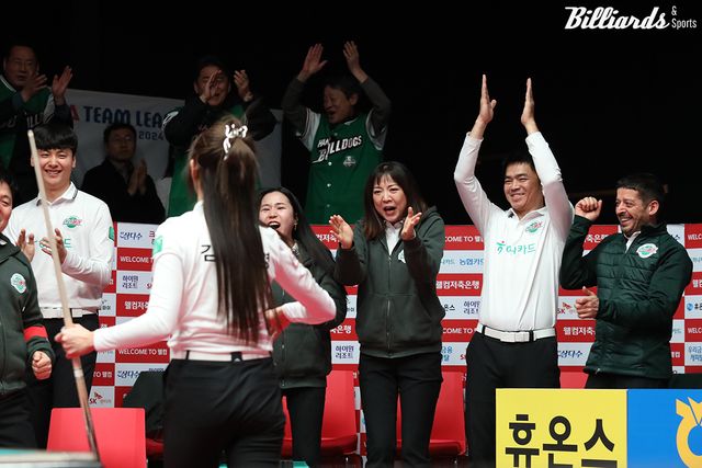 김가영이 매치포인트를 성공하는 순간에 환호하는 하나카드 선수들. 하나카드는 1승 2패가 되면서 24일 오후 3시에 4차전으로 승부를 연장했다.