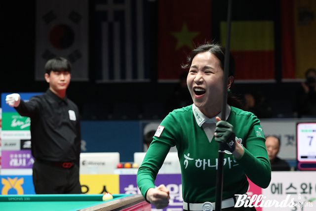 2세트에 뱅크샷으로 마지막 2점을 마무리한 김진아(하나카드)가 득점이 선언되자 기뻐하고 있다.