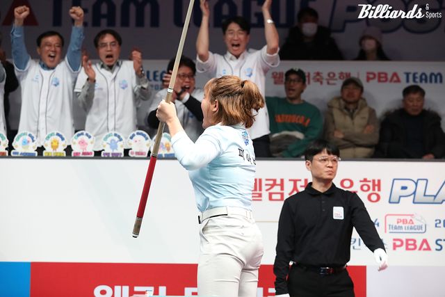 우리금융캐피탈이 프로당구 PBA 팀리그 플레이오프 5차전에서 하나카드를 세트스코어 4-2로 꺾고 파이널에 진출했다. 사진은 6세트 승리 순간에 환호하는 스롱 피아비와 우리금융캐피탈 응원단.&nbsp; 사진=고양/이용휘 기자
