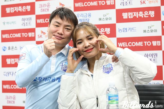 인터뷰 후 다정한 포즈를 취한 강민구와 스롱 피아비