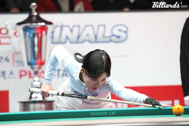 2세트 여자복식에서 6점을 치며 활약한 우리금융캐피탈 서한솔.