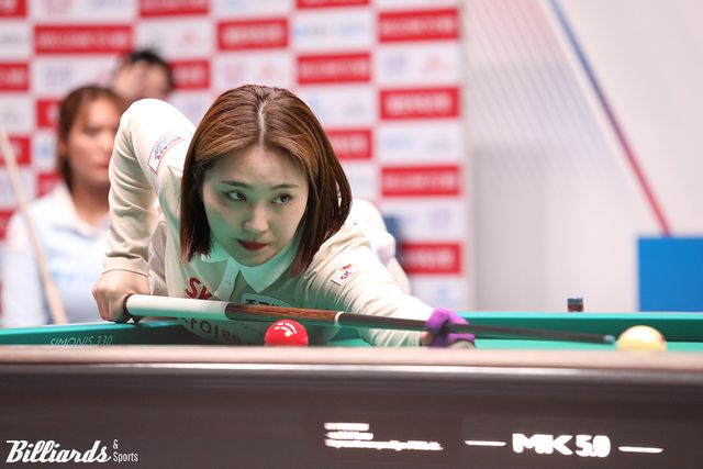 SK렌터카가 프로당구 PBA 팀리그 챔피언결정전 파이널 1차전에서 우리금융캐피탈에 세트스코어 4-2로 승리했다. 사진은 이날 6세트에서 스롱 피아비(우리금융캐피탈)를 꺾은 SK렌터카 강지은.&nbsp; 사진=고양/이용휘 기자