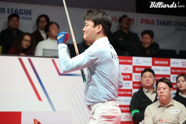 3세트에 1:13에서 15:13의 대역전승을 거둔 우리금융캐피탈 강민구.