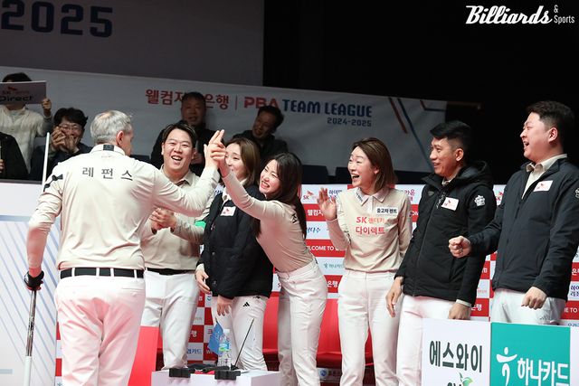 5세트 남자단식에서 레펀스의 승리에 환호하는 SK렌터카 벤치.