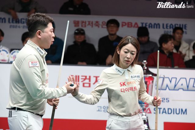 4세트 혼합복식을 승리하며 승부를 원점으로 돌린 SK렌터카 조건휘-히다 오리에.