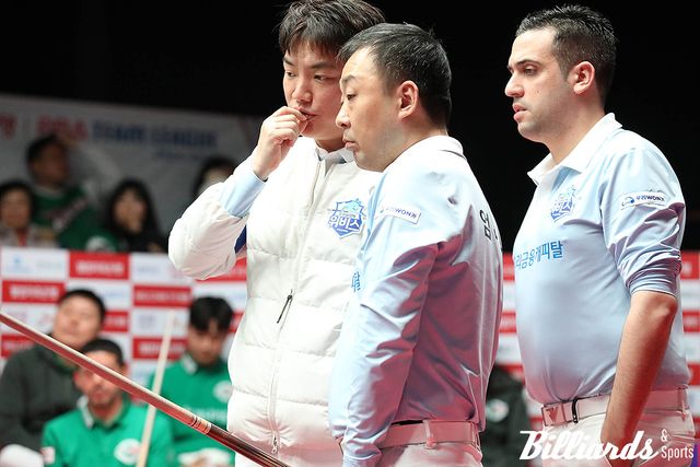 벤치타임아웃에서 팀원들의 득점을 돕고 있는 강민구.