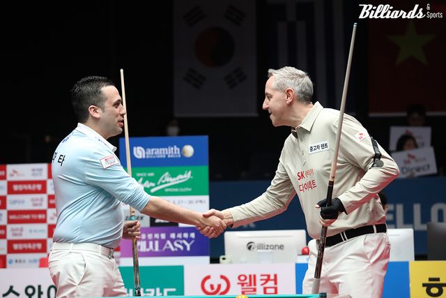1세트 남자복식 시작 전에 악수를 나누는 SK렌터카 에디 레펀스(오른쪽)와 우리금융캐피탈 다비드 사파타.