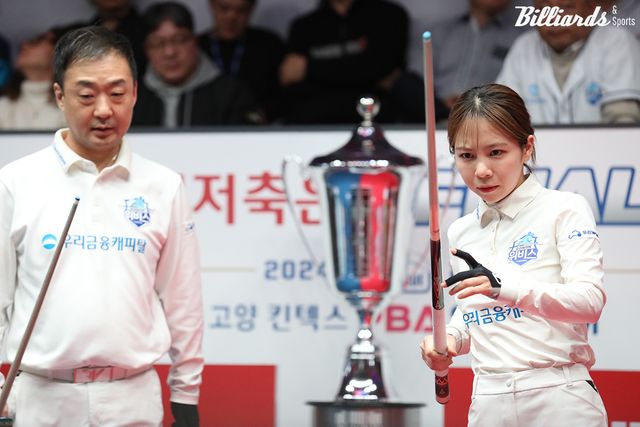 3차전에 처음 혼합복식에 나와 승리를 거둔 우리금융캐피탈 주장 엄상필(왼쪽)과 김민영. 4차전에서는 세트스코어 3-0에서 마무리에 실패했다.&nbsp;