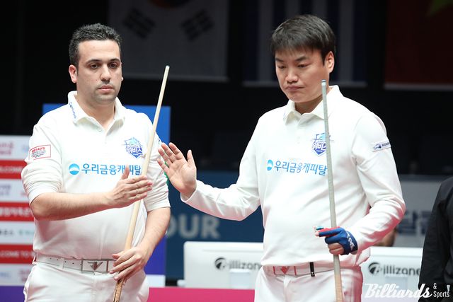 3차전 1-4 패배로 3경기를 모두 패한 우리금융캐피탈은 4차전 1세트에 다비드 사파타(왼쪽)-강민구가 4이닝 만에 승리를 거두며 불씨를 살렸다.