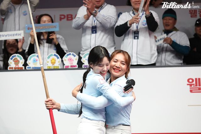 2차전 2세트 여자복식에서 승리한 우리금융캐피탈의 스롱 피아비(오른쪽)와 서한솔.